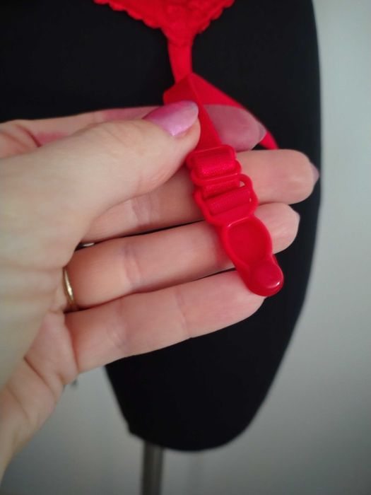 Nowy czerwony pas do pończoch M