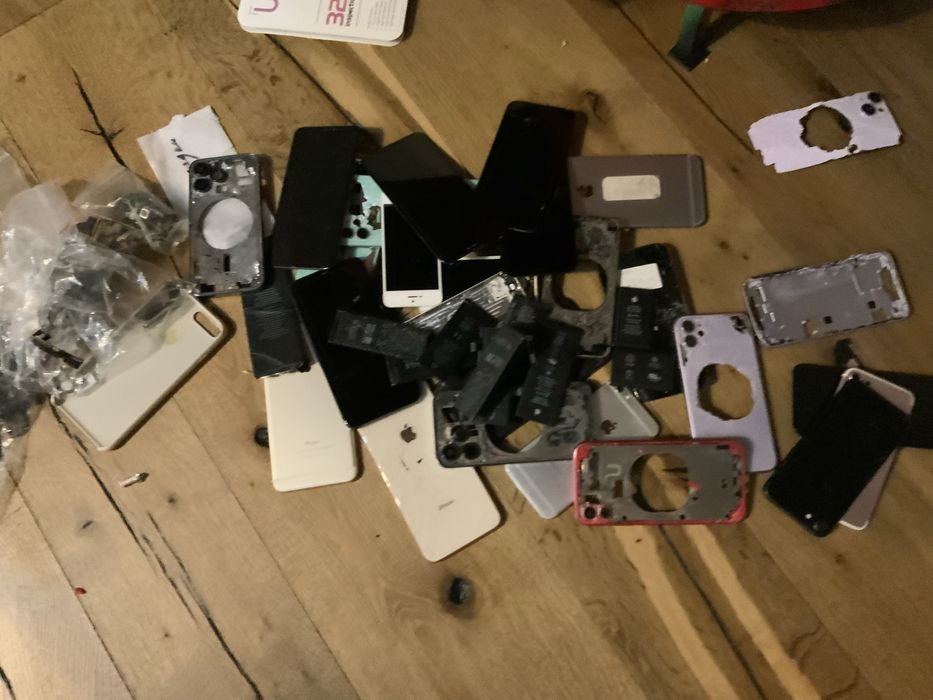 Лот Iphone запчастини.