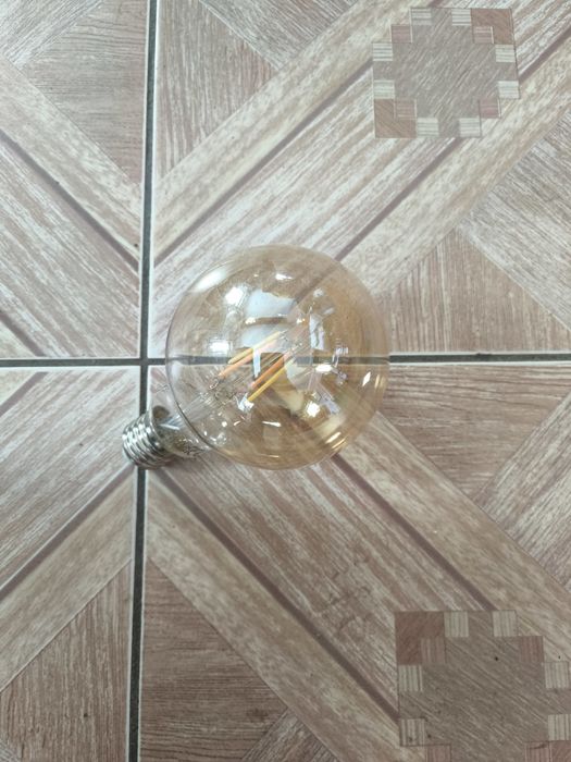 Żarówka LED E27 z możliwością ściemniania G95 złote 5W 450 km 2200 K