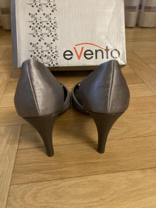 Szare buty na obcasie z odkrytym palcem Evento
