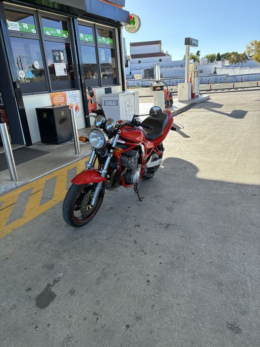 Vendo Suzuki Bandit 600. Tem potencia de 57 kw. Necessita categoria A na carta de conduçao