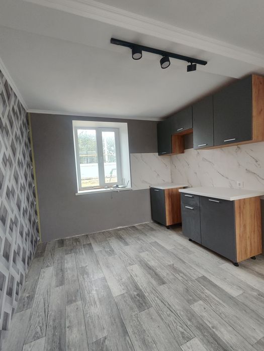 Часть дома и 10 соток 
Асфальтированная улица.
Учас