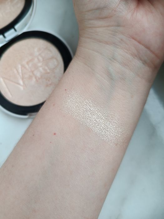 Nars cudowny rozświetlacz Eros szampański
