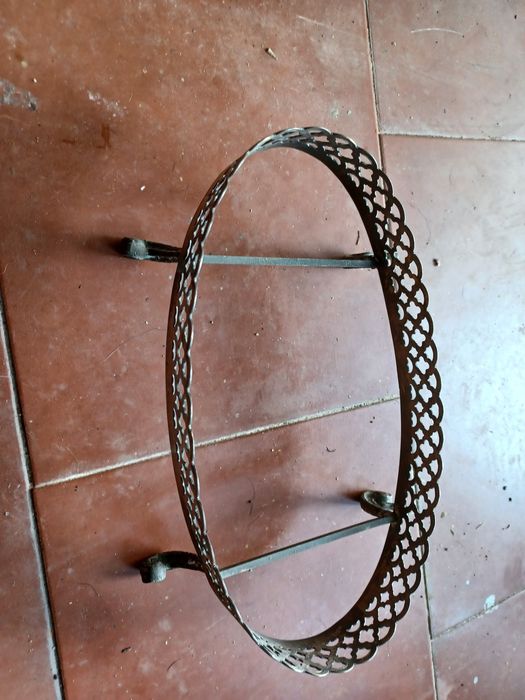 Assador de barro com suporte