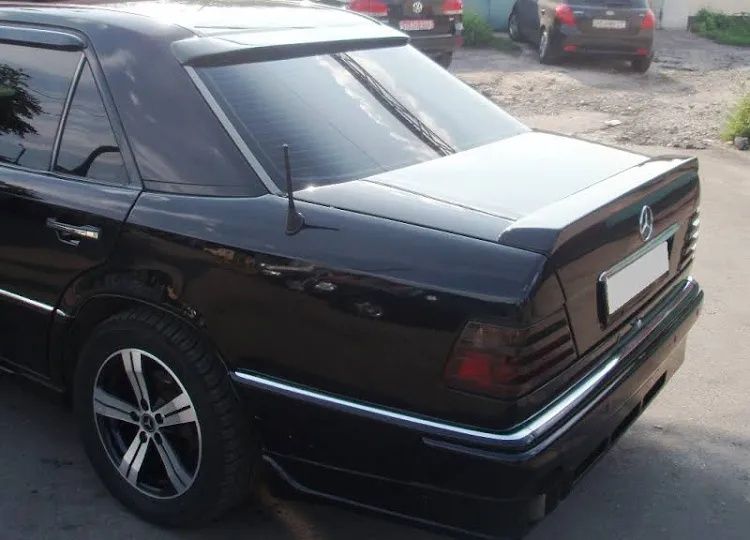 Лип спойлер Mersedes 124. Бленда на стекло Мерседес 124. 1984- 1993.
