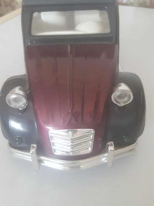Carro  estilo  antigo  miniatura  e com relógio