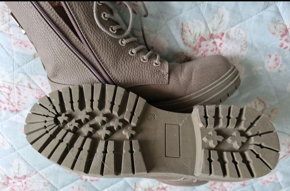 Vendo botas em otimo estado tipo militar