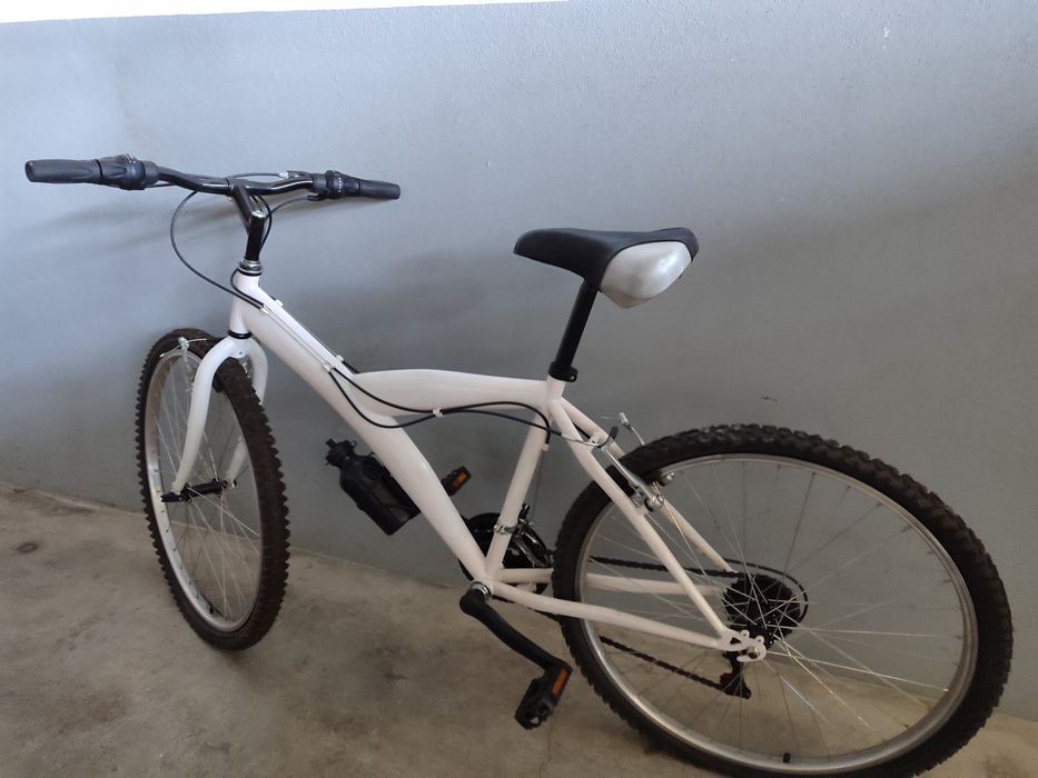 Vendo bicicleta branca.
