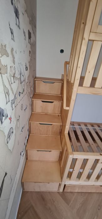 Łóżko piętrowe drewniane lakierowane z siatka i regałem