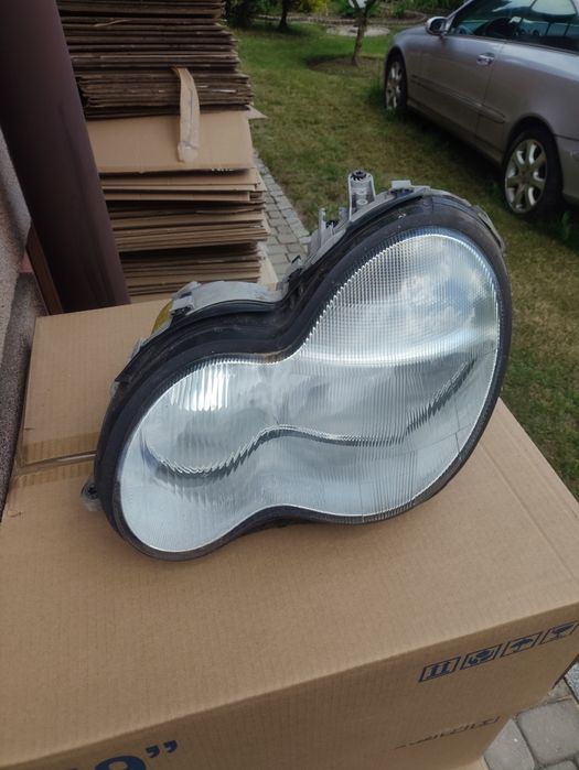 Prawa lampa przód reflektor Mercedes c w203 2003 idealna , mocowania całe , bez uszkodzeń , wysyłka pobranie lub OLX odbiór Rybnik