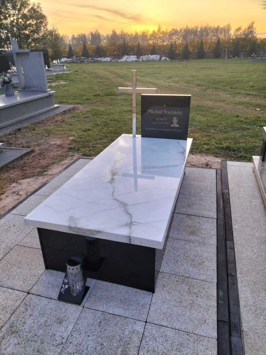 Nagrobki, Pomniki kompozytowe z montażem