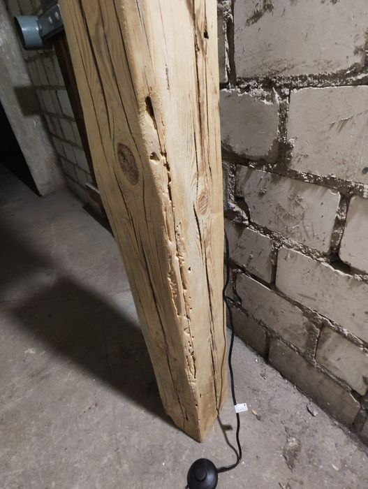 Lampa z starej drewnianej belki