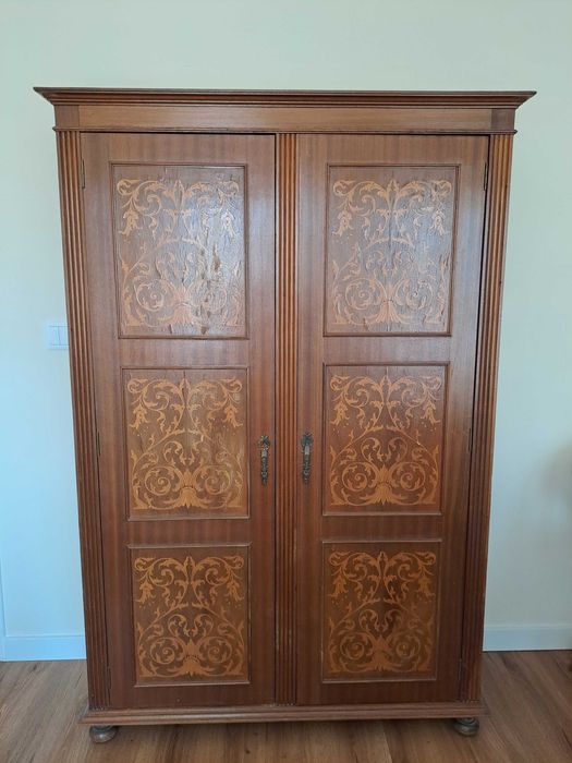 Armário antigo único