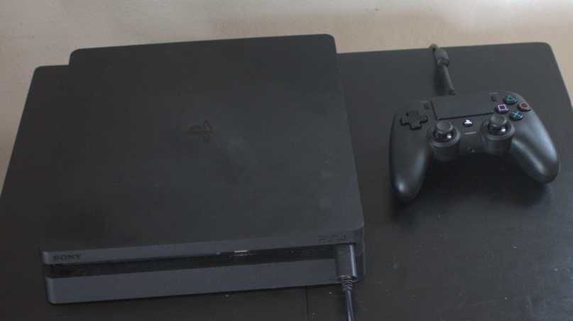 PlayStation 4 standard com comando