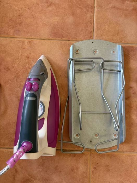 Ferro de Engomar a Vapor + Suporte de Parede IKEA