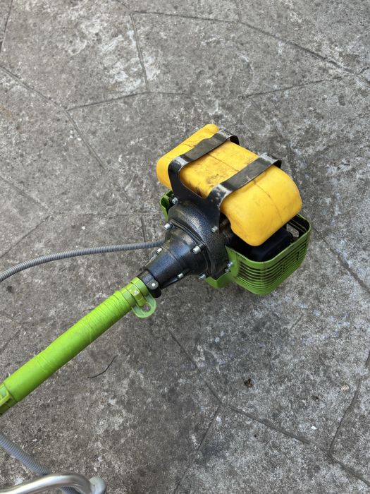 Продам бензокосу.