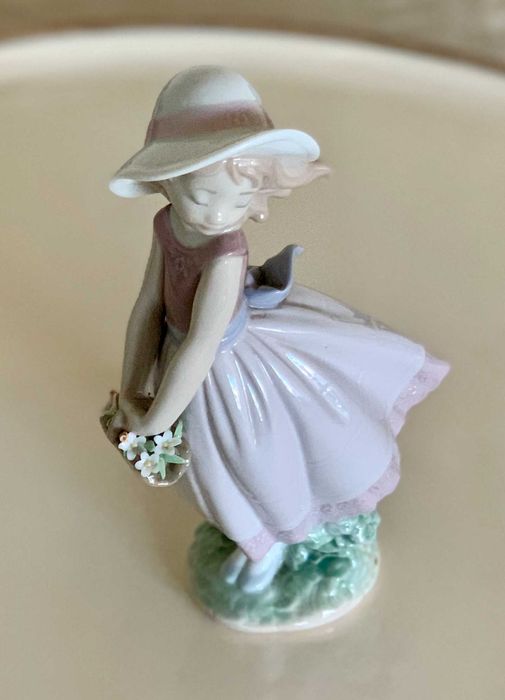 LLADRO  Pretty innocence Girl Figure