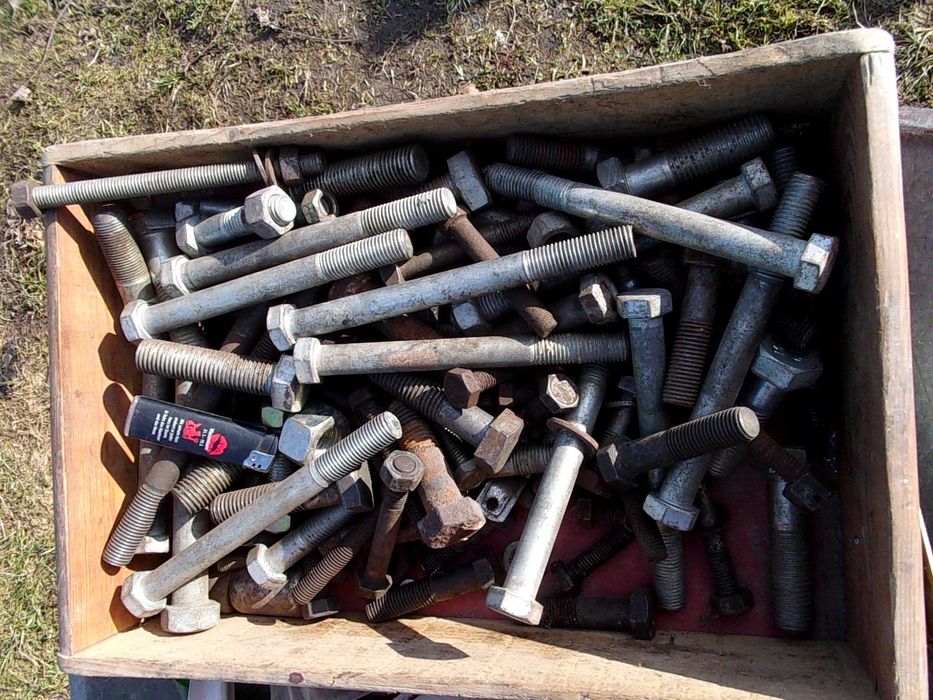 Śruby duże i mniejsze oraz wkręty