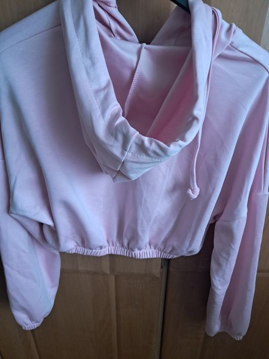 Krótka bluza z kapturem s