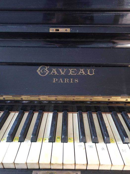 Piano antigo marca Gaveau + banco incluido
