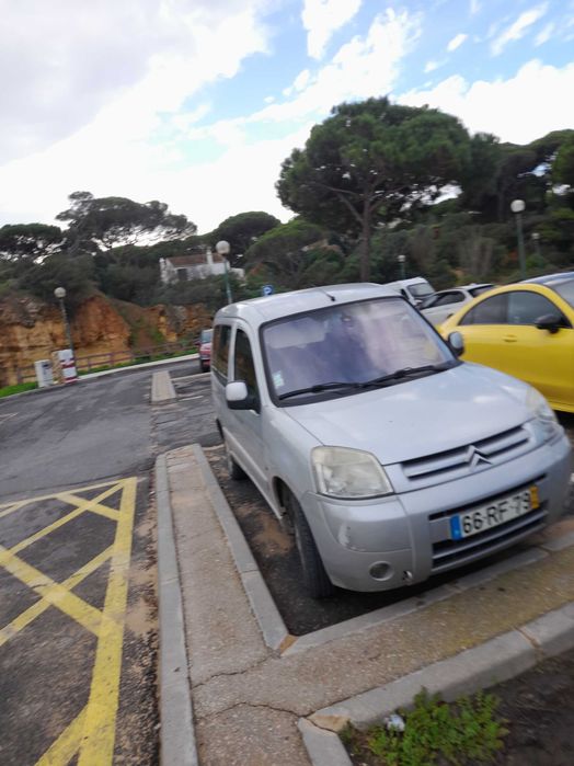 Citroën Berlingo em bom estado mas sem motor
