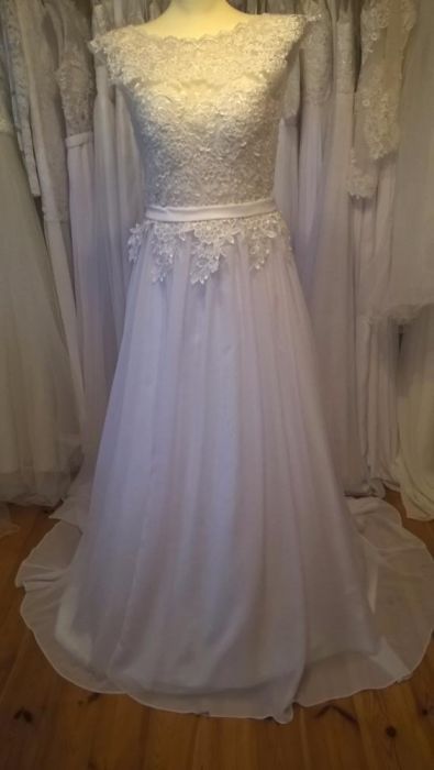 Suknia ślubna Linia-A, gipiura, mały tren, bez rękawa