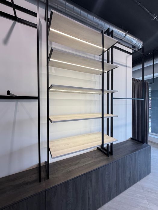 Пристінне торгівельне обладнання для магазину одягу Loft