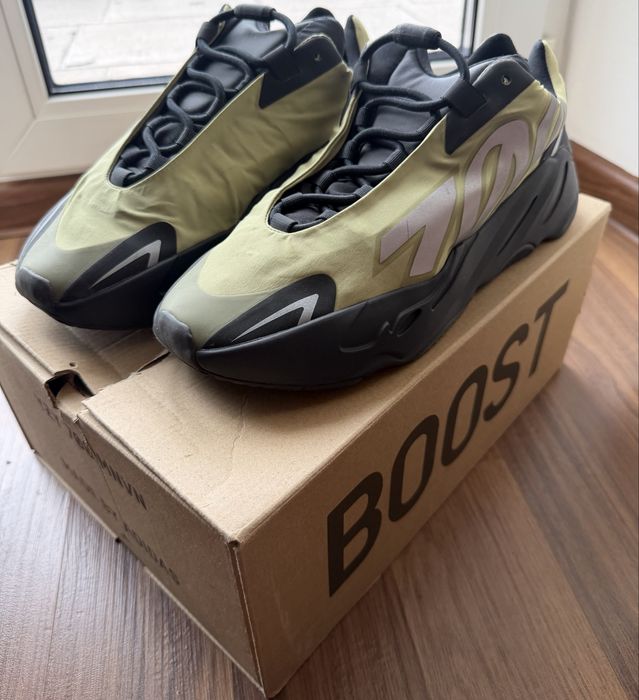 Adidas Yeezy Boost 700 42