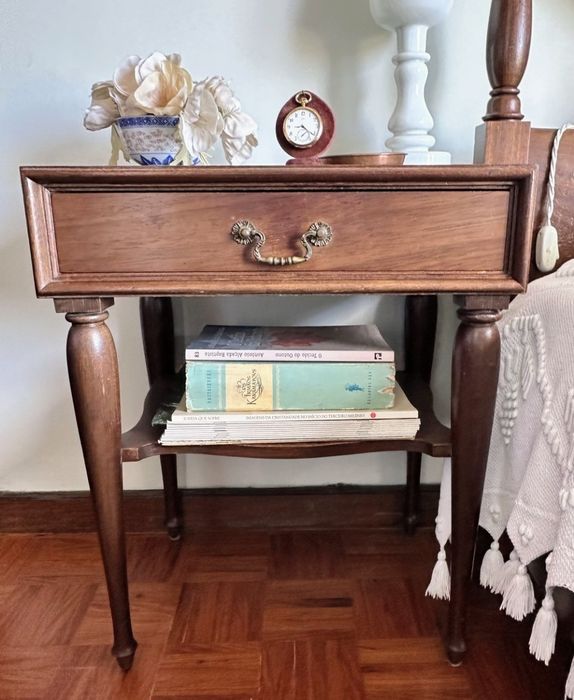 Par mesinhas de cabeceira antigas