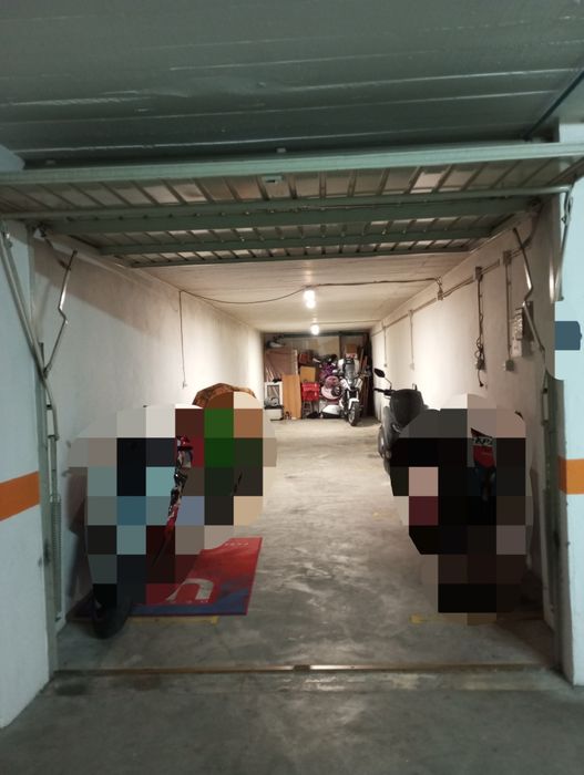 Espaço em box para recolha de moto