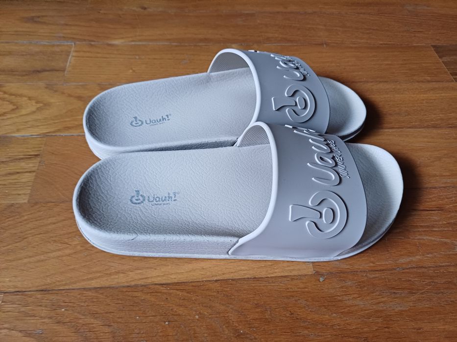 Chinelos de banho de tom bege/creme (36)
