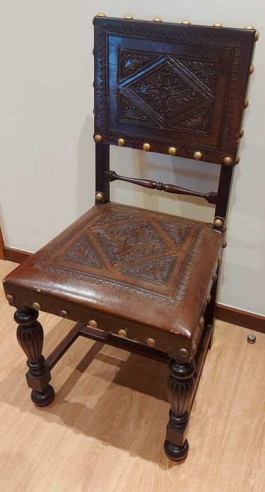 8 cadeiras em madeira de mogno e pele