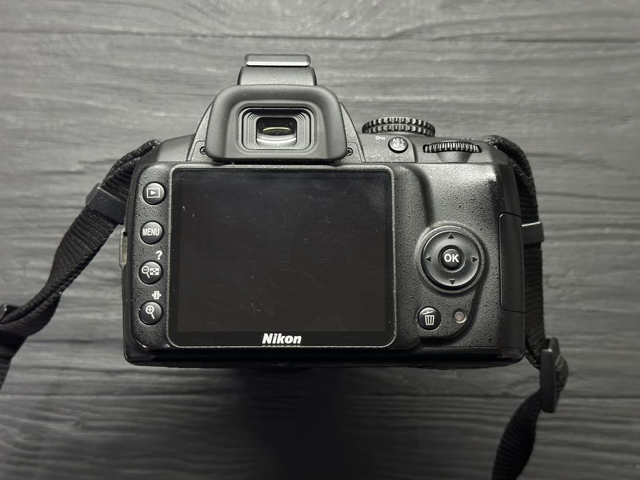 Профессиональный зеркальный фотоаппарат Nikon D3000