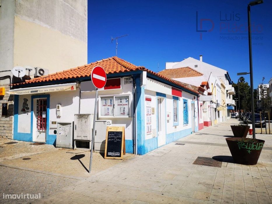 Edifício com 3 espaços comerciais