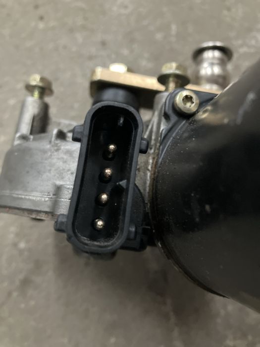BMW E39 - silniczek wycieraczek przód
