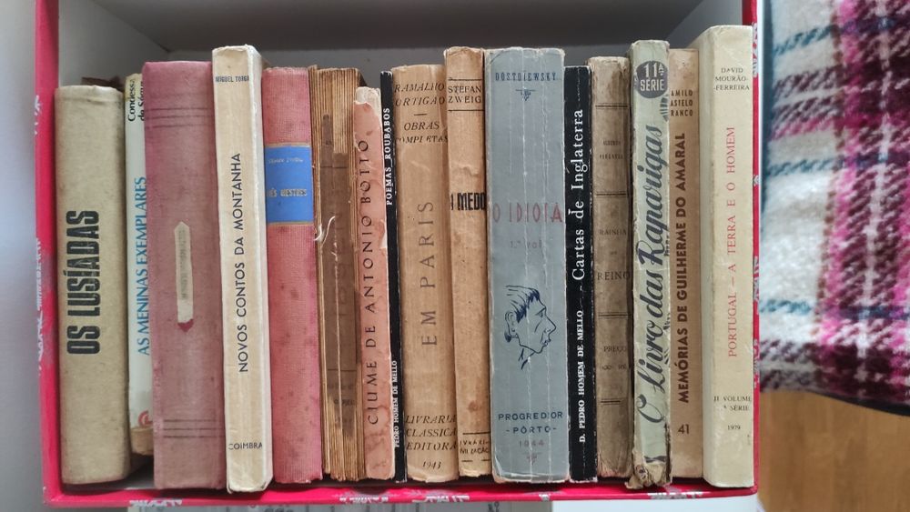 Selling this box containing 16 books