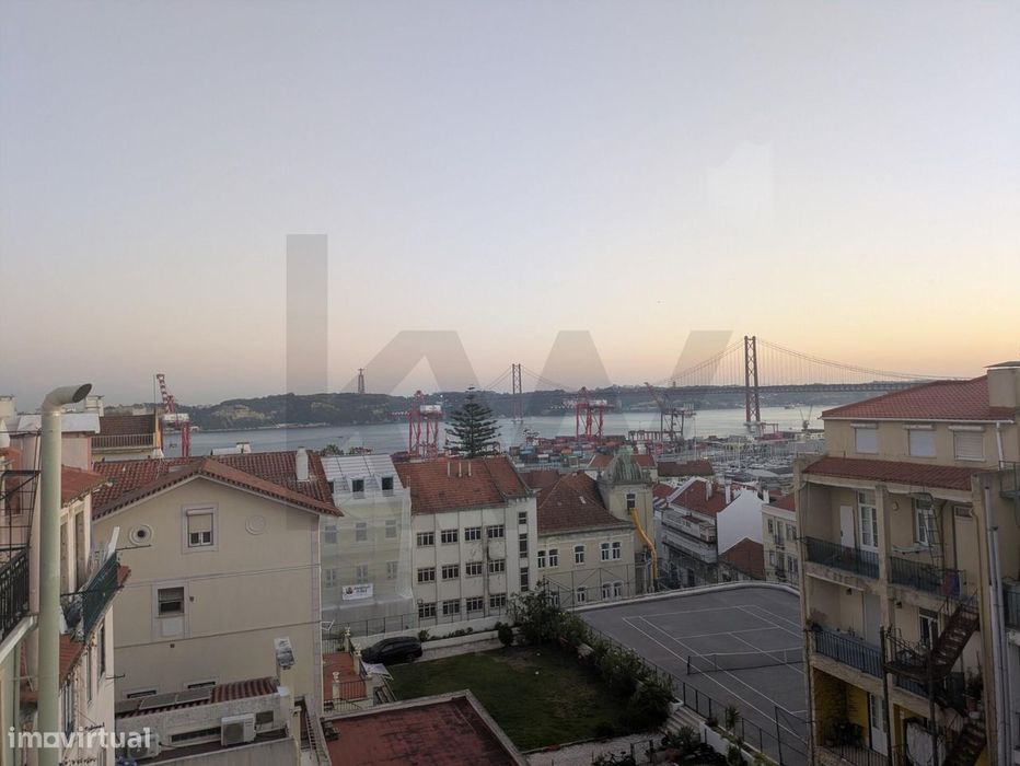 Arrendo / Alugo | Apartamento T1+1 duplex com garagem | na Lapa, Lisbo