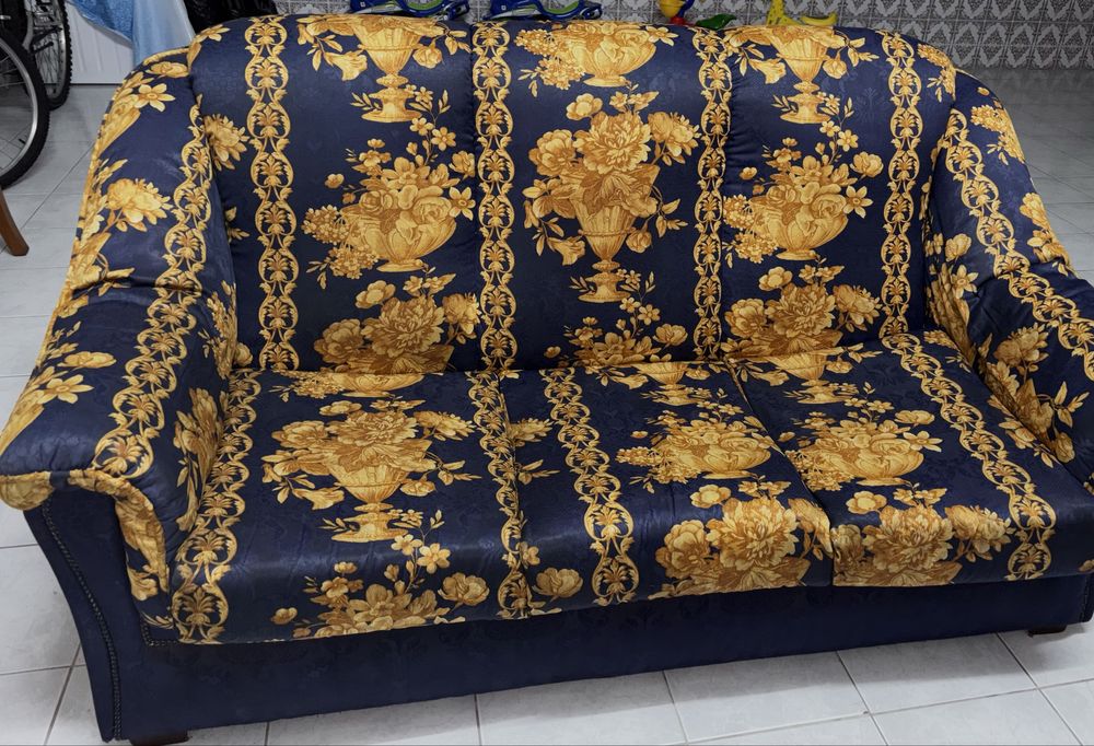 Vende-se três sofás em bom estado