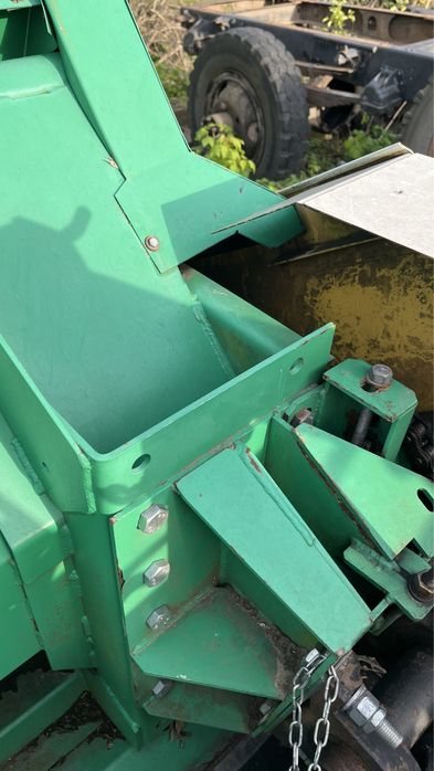 Продам кукурудзяну жниварку 8 рядну ксм-8