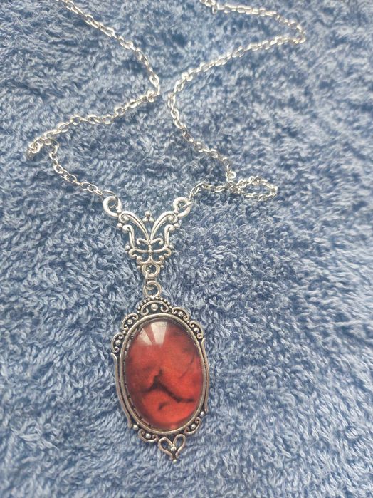 Підвіска у формі червоного каменю