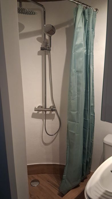 Arrenda-se T0, espaço muito pequeno, colado a moradia.