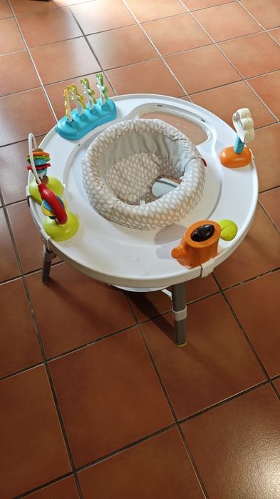 Mesa de atividades bebés