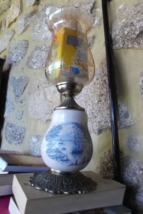 Bonito par de candeeiros de mesa com a parte de baixo em loiça