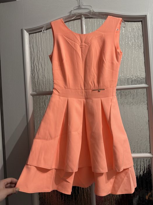 Koralowa sukienka bez rękawów z rozkloszowanym dołem