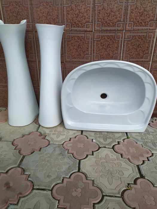 Керамічний умивальник, керамічні підставки