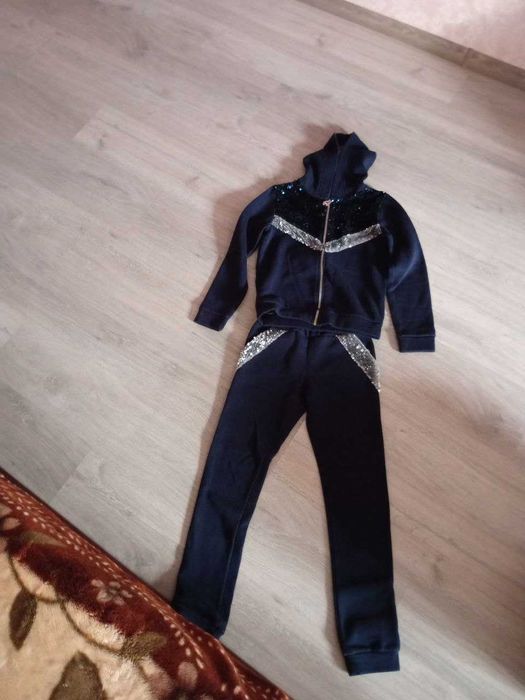 Теплий костюм для дівчинки.