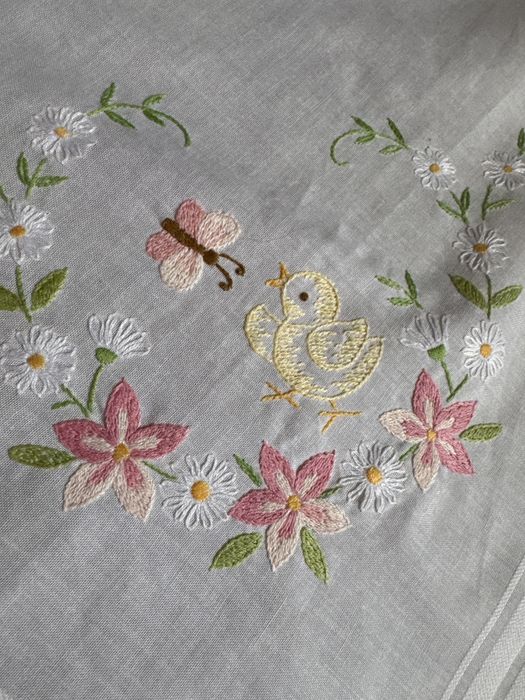 Obrus ręcznie haftowany  wiosenny do kolekcji