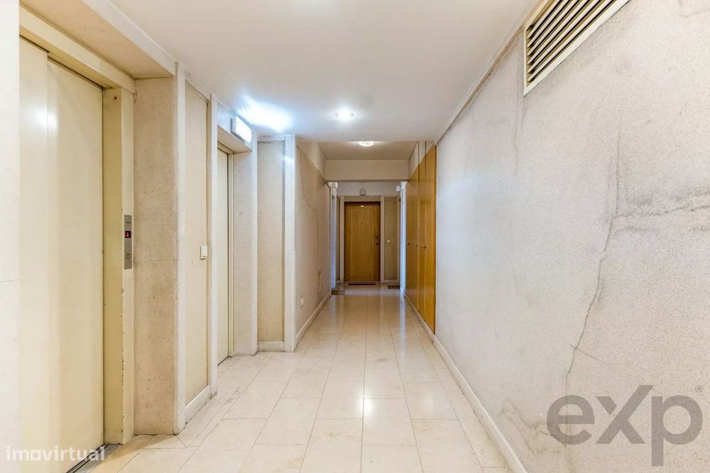 T1 no 4.º e último piso com elevador, varanda poente, garagem e vistas