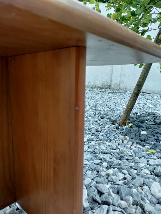 Mesa em madeira maciça