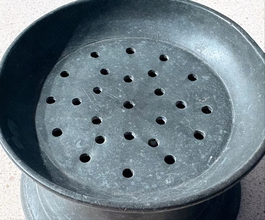 Antiguissimo areeiro de mesa secretária em estanho